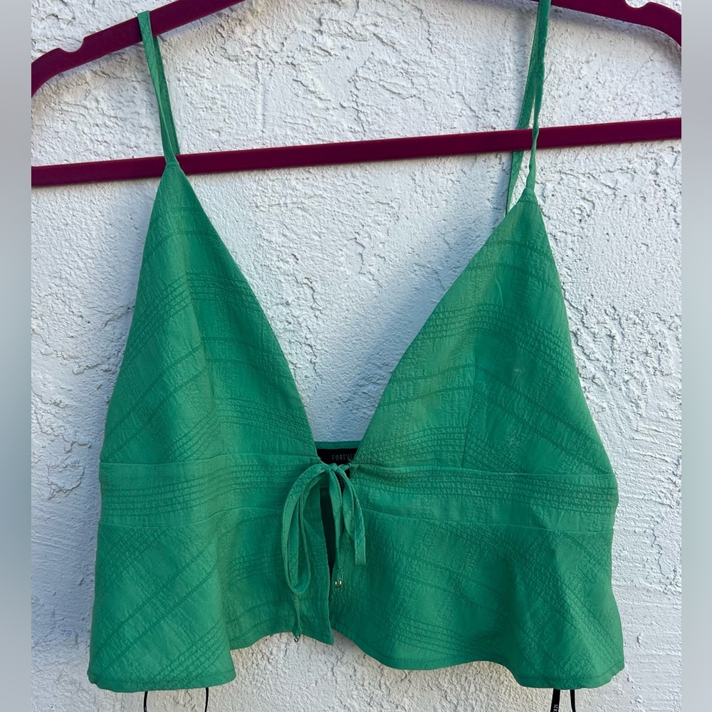 Fun and short green tank 💚 cute tie in the middle